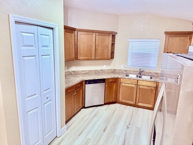 Photo - 470 SW 251st St