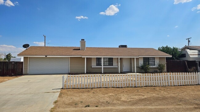 Building Photo - Charming 3-Bedroom Home with Spacious Backyard & 2-Car Garage