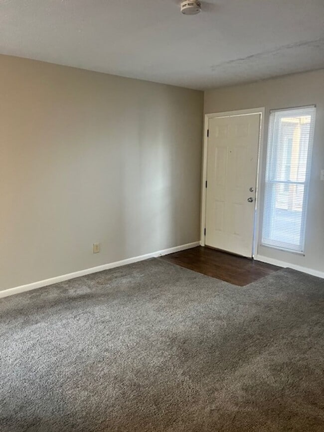 Photo - 695 Riverview