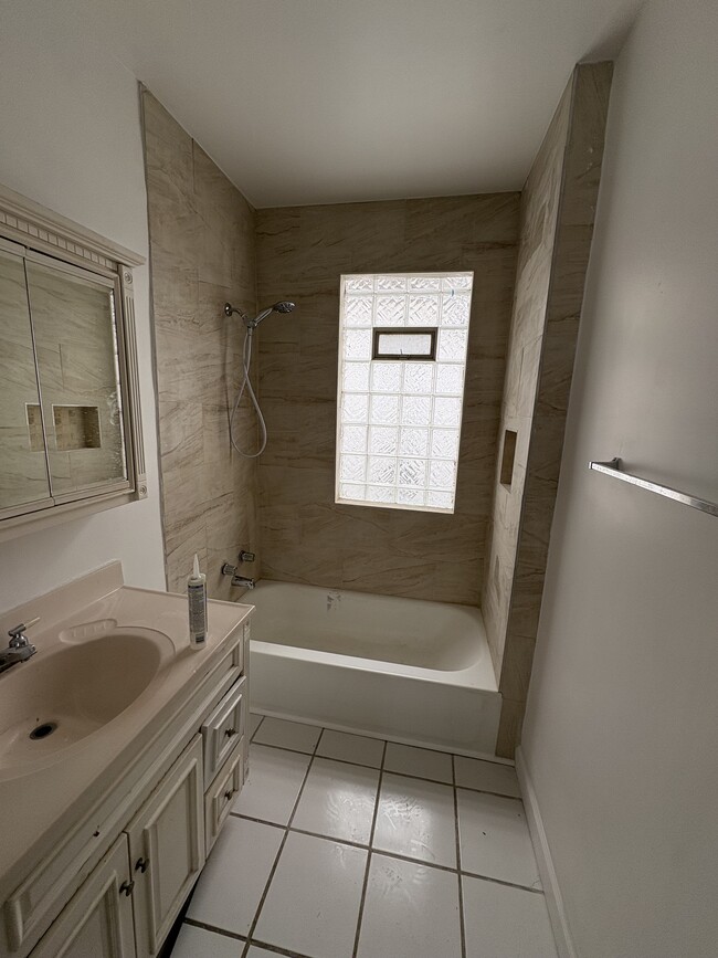 Photo - 3983 Talbot St Unidad 2