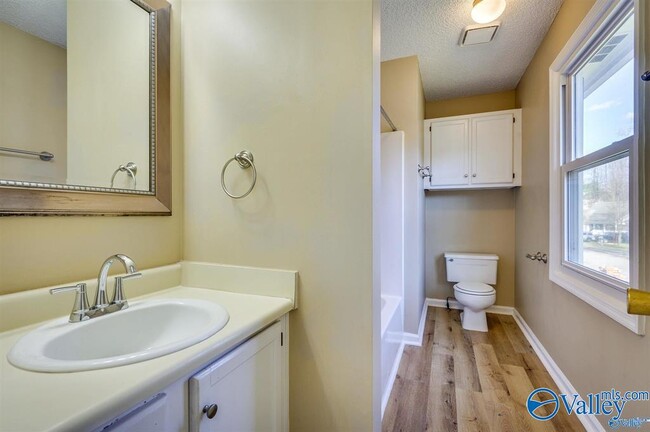 Photo - 124 Suffolk Dr