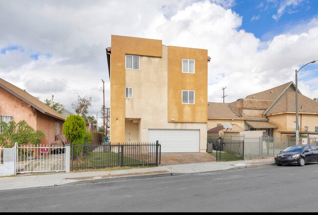 Building Photo - 338 E 36th St Unit Five br 4 bath 4 parking