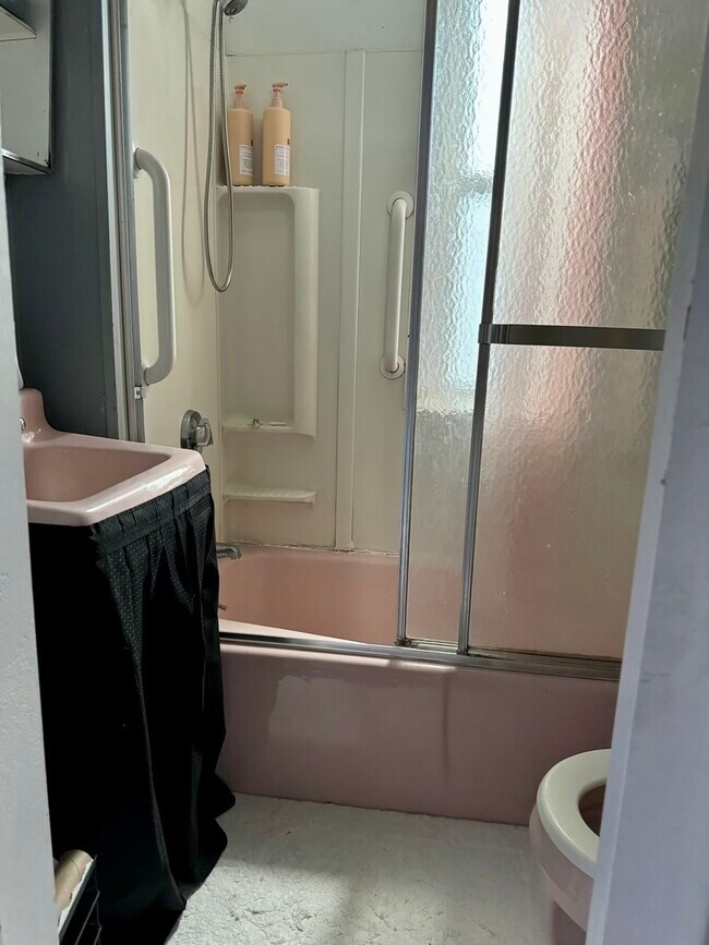 Photo - 869 Saratoga St