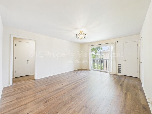 Building Photo - 439 W 104th St