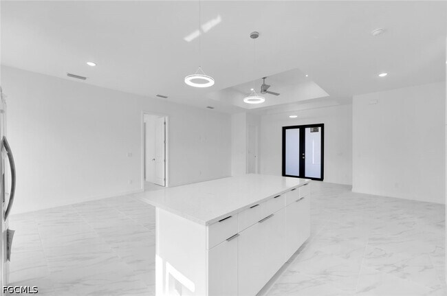 Photo - 846 Cadis St E