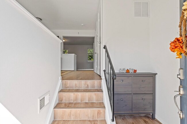 Photo - 1971 Darlington Loop