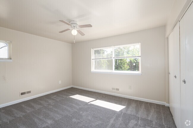 2BR, 1BA - 850SF