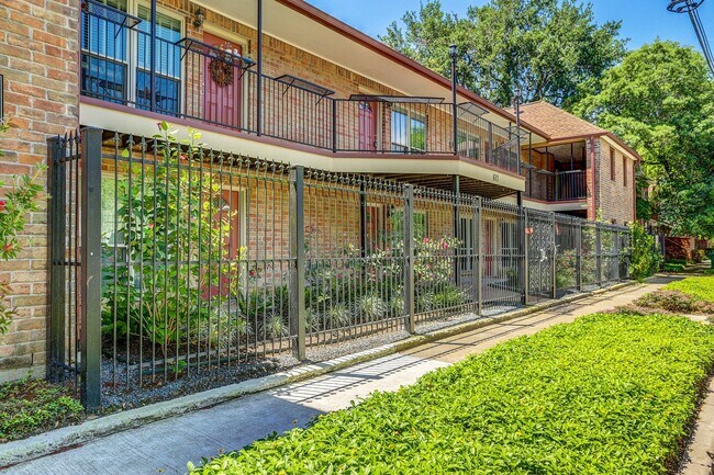 Building Photo - 611 Hawthorne St Unit 6