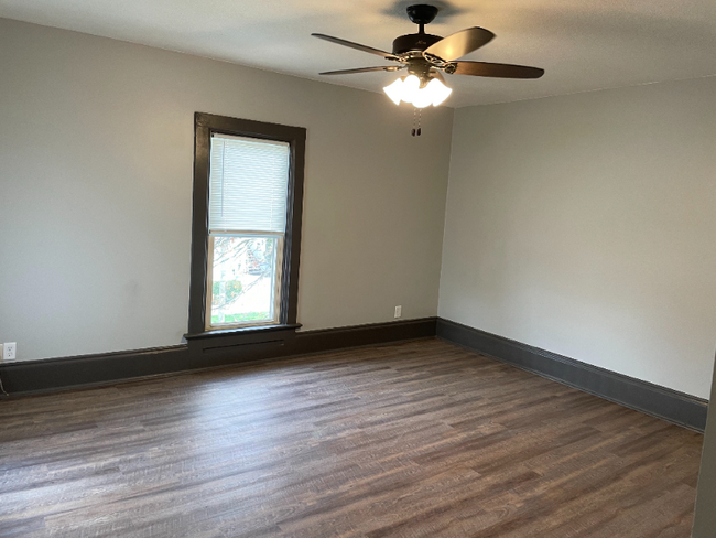 Building Photo - 301 W Lincoln St Rental