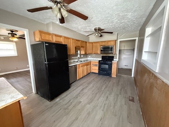 Photo - LARGE 4BR ONE LEVEL HOME WITH A GREAT FLOORPLAN.  TONS OF SPACE!