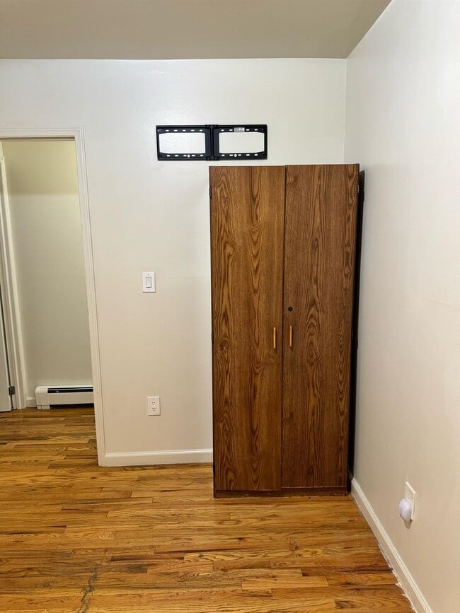 Photo - 2043 Valentine Ave Apartment