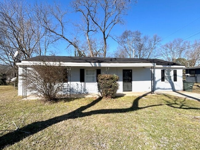Building Photo - THREE BEDROOM HOME - CLOSE TO ALABAMA A&M