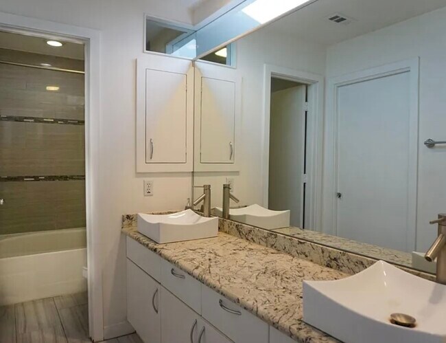 Photo - 5233 Blossom St