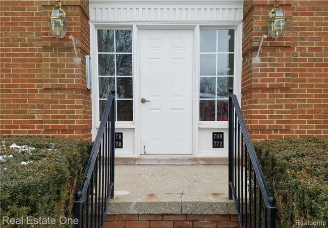 Photo - 780 E Fox Hills Dr