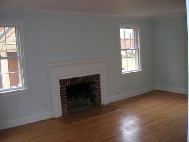 Photo - -- AVAILABLE MAY 8TH -- 3 BR / 2.5 BA Nice Brick home in Near West End. Available May 8th!
