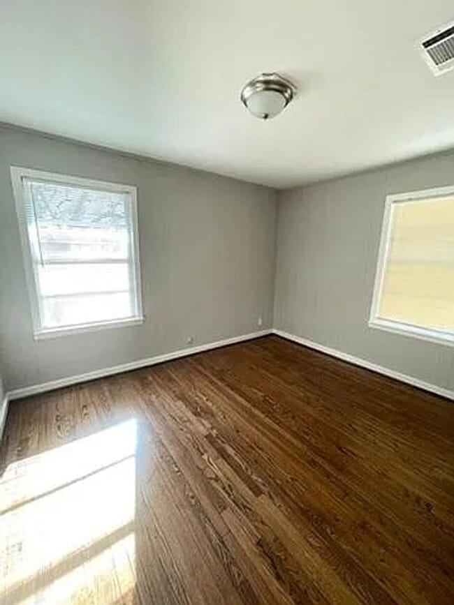 Photo - 1423 W 10th St
