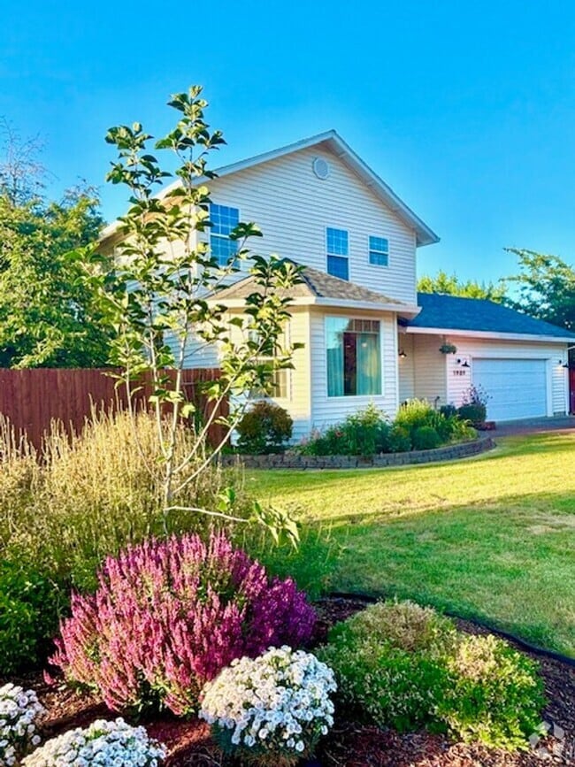 Building Photo - Large 3 Bedroom, 2 Bath Home in McMinnvill...