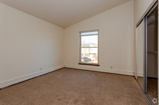 2BR, 1BA - Lakeview Village