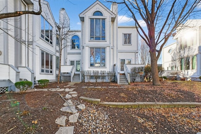 Photo - 28 Columbus Square Dr