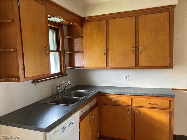 Photo - 364 E 330th St