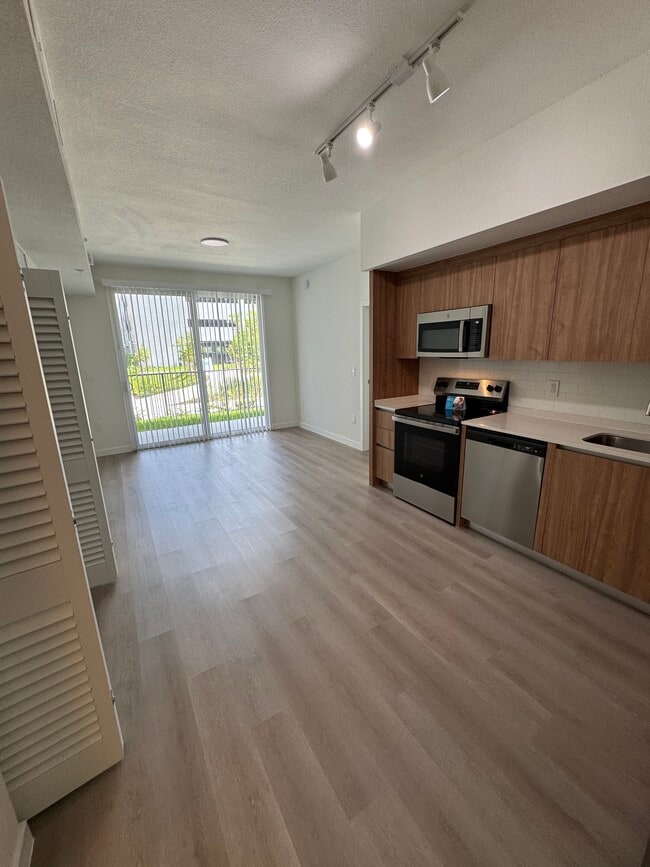 Building Photo - 15501 NW 2nd Pl Unit B11 Rental