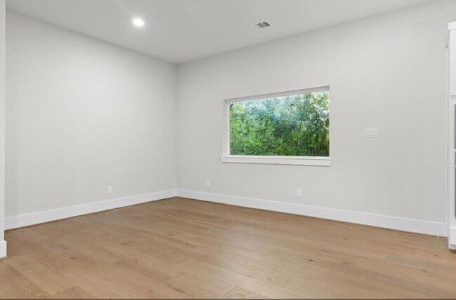 Photo - 836 Fisher St
