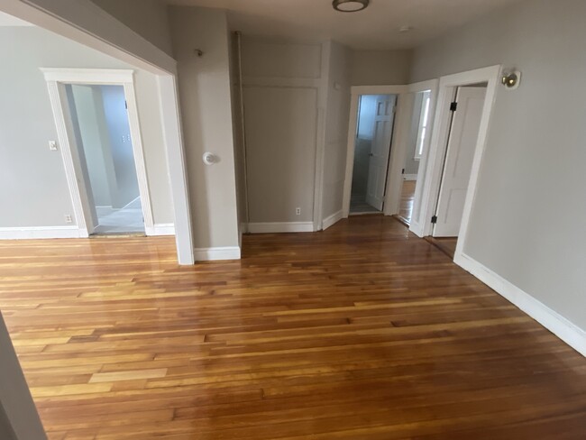 living + dining room - 92 Sumner St Apartments