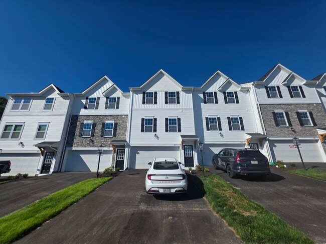 Building Photo - Brand-new townhome with modern finishes, flexible living space, and low-maintenance living.