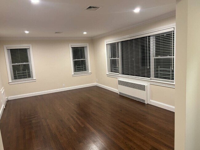 Photo - 260 Eastchester Rd