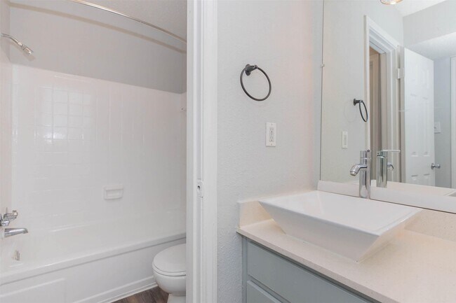 Building Photo - 3001 Hillcroft St Unit G0911