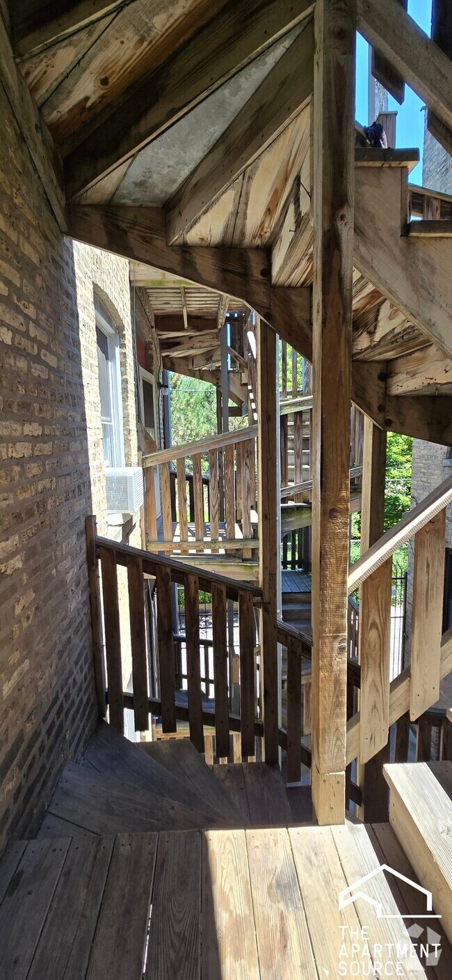 Building Photo - 4931 N Whipple St Unit 2E Rental
