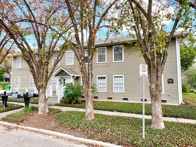Building Photo - Adorable downstairs 1/1 Classic 8-plex near The Menil Collection! Unit MAN21D