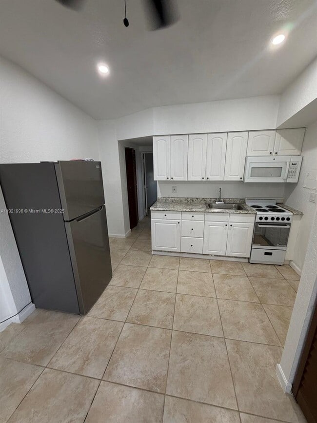 Photo - 830 SW 6th St Unit B