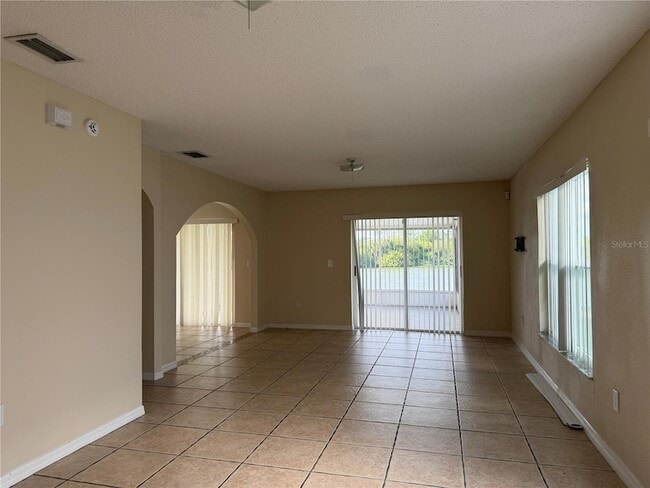 Photo - 758 Burlwood St