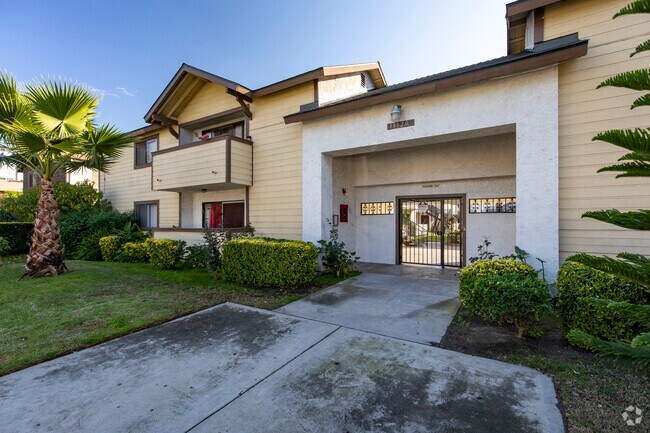 11120-11122 Arminta St - Maui Apartments