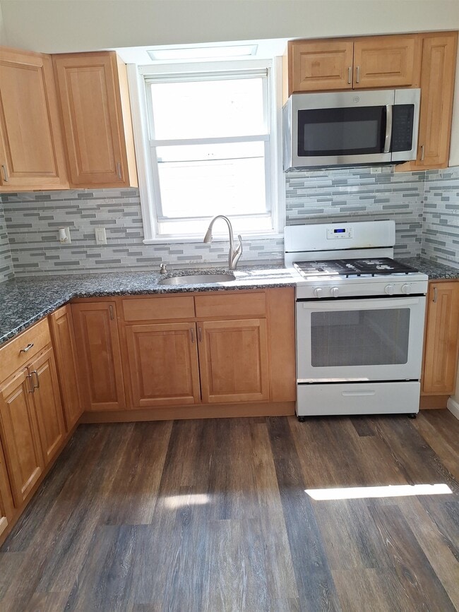 Building Photo - 589 Avenue A Unit 2F