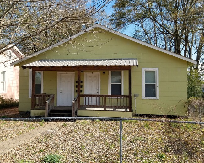 Front of building facing Magnolia - 305 S Magnolia St Apartamentos