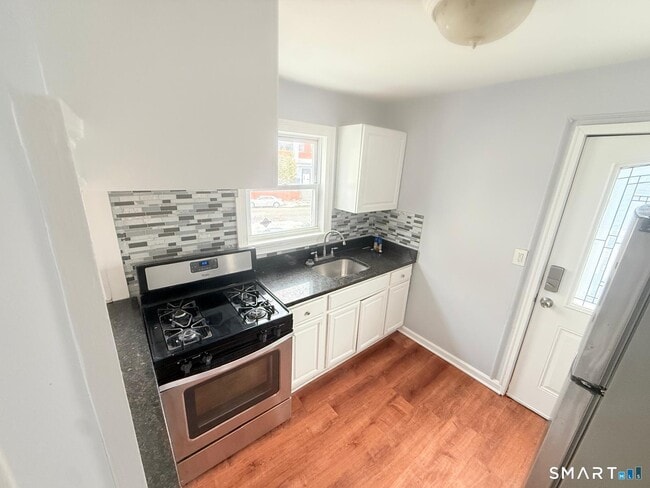 Building Photo - 240 Wood Ave Unit 2