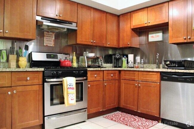 Building Photo - 10 Strathmore Rd Unit B Rental