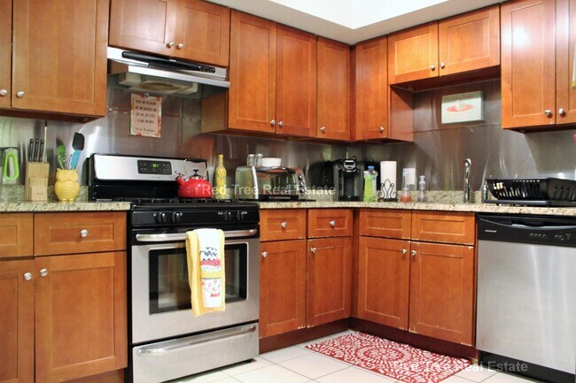Building Photo - 10 Strathmore Rd Unit B Rental