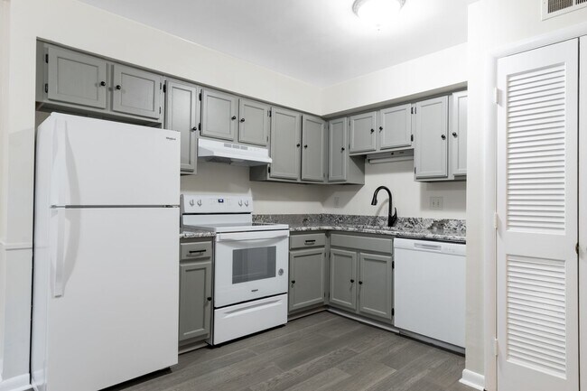 Photo - 3 Bed/2 Bath Pet Friendly Bus Route. Parking.