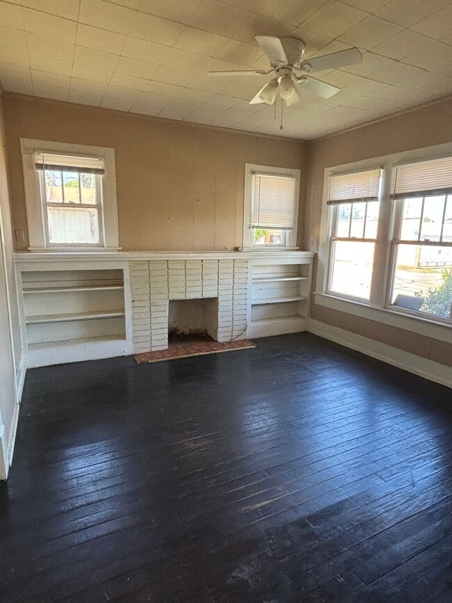 Photo - Charming 2 bedroom with natural hardwood floors