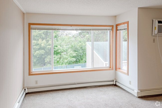 2BR, 1BA - 997 SF