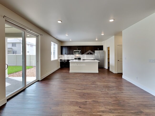 Photo - 685 Dudley St