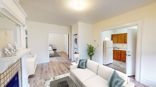 Building Photo - SPACIOUS Single Family House AVAILABLE Fal...