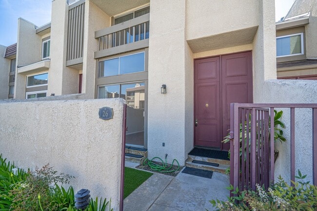 Building Photo - Beautiful 3-Bedroom Townhome in Chatsworth!