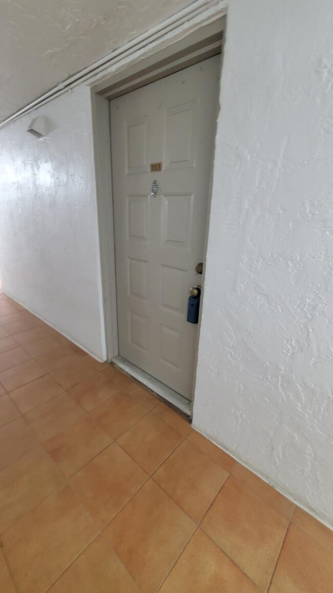 Photo - 721 N Pine Island Rd Unidad 103