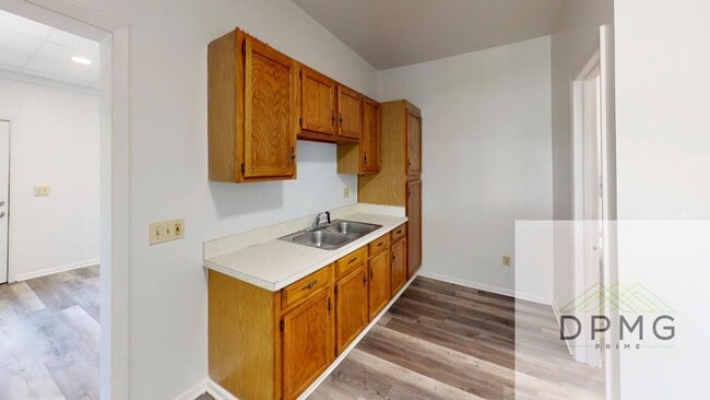 Building Photo - 128 S Hosmer St Unit 2