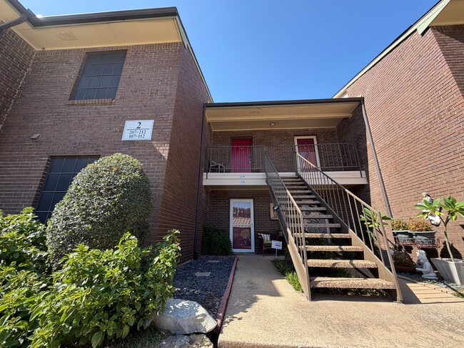Building Photo - Room in Condo on Wedglea Dr