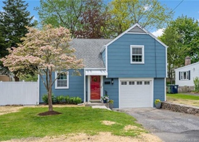 3 Bedroom Home- Great Location in Darien - 3 Bedroom Home- Great Location in Darien